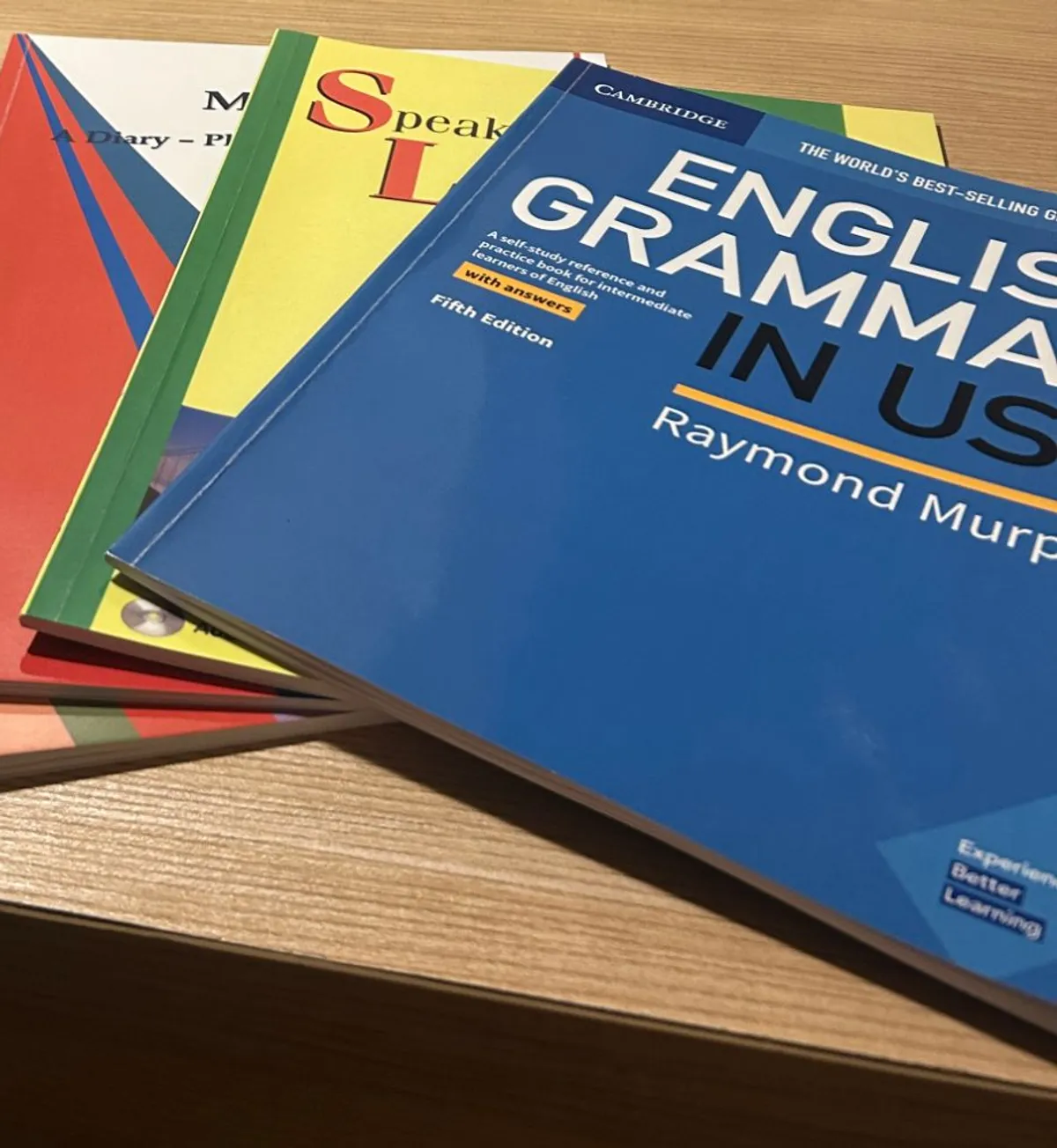 留学先の授業で使った英語の教科書が、ホテルの机に並んでいる写真